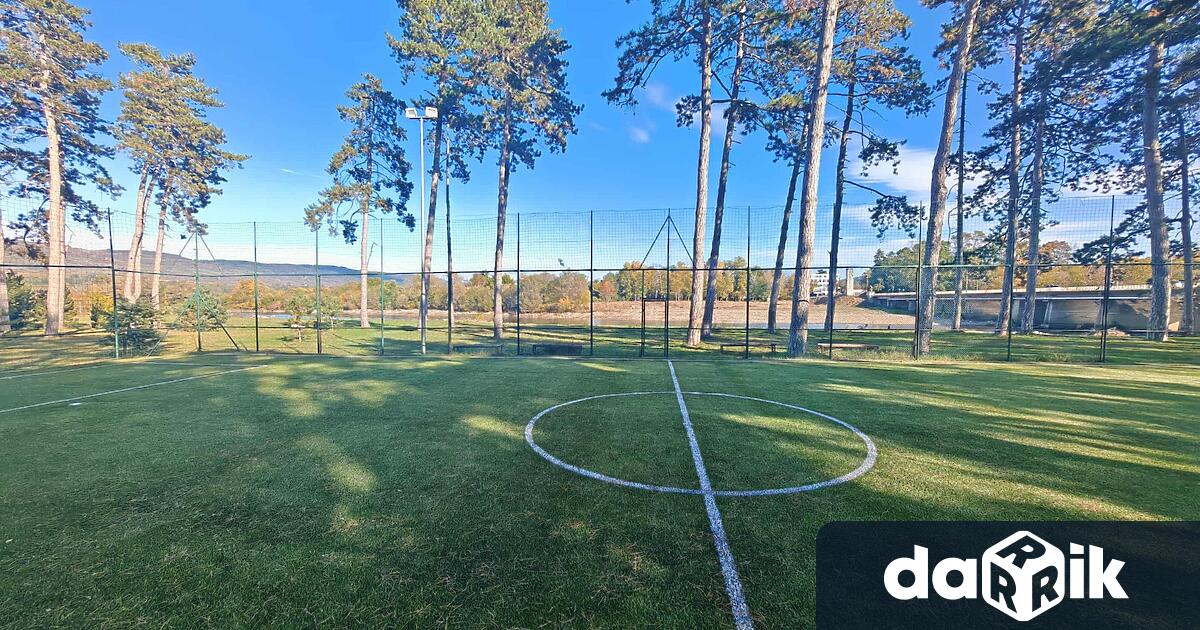 Обновена е тревната настилка на футболното игрище в парк Борова