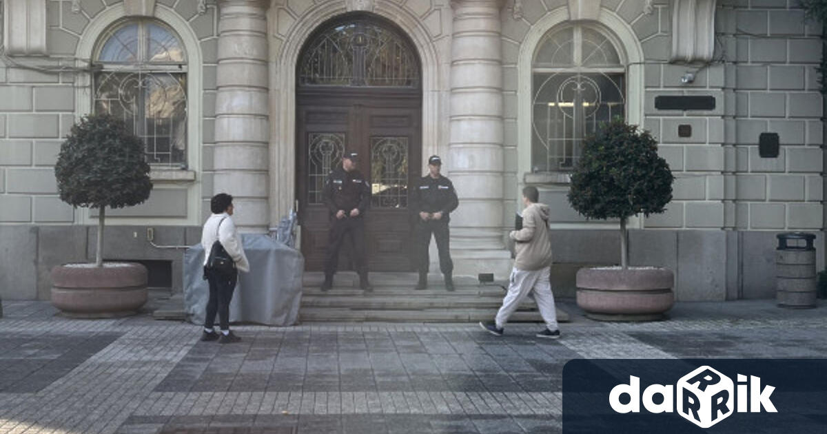 Засилено полицейско присъствие имапред сградата на Община Пловдив Две специализирани коли