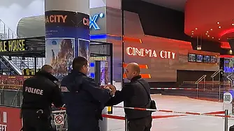 Все още се издирва извършителят, който намушка момче в мол в София и го уби