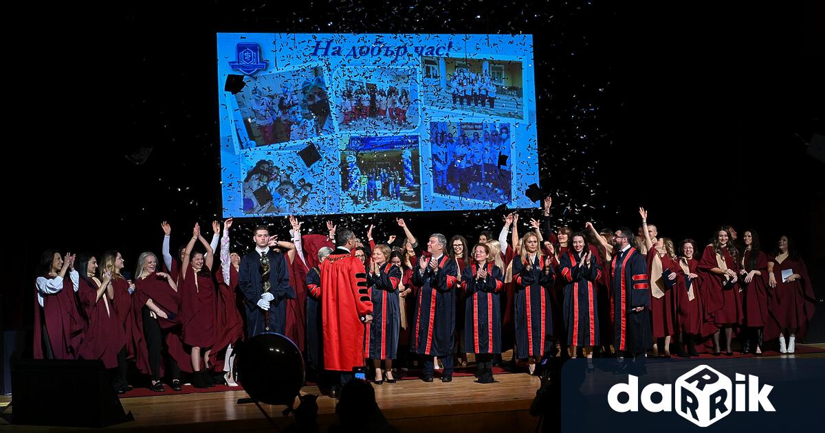 44 абсолвенти от деветия випуск на Филиал Сливен на Медицински