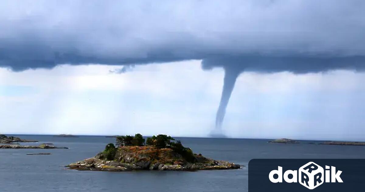 Внезапно и силно торнадо връхлетя няколко населени места северно от