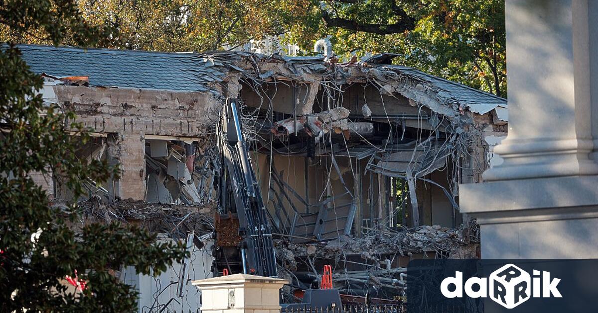 Строителни екипи започнаха събарянето на част от Източното крило на