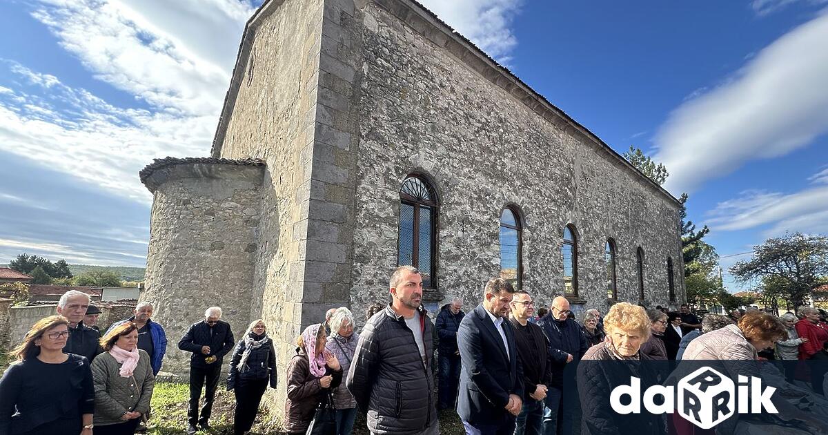 Обновена и реставрирана посрещна храмовия си празник 100 годишната църква Свети