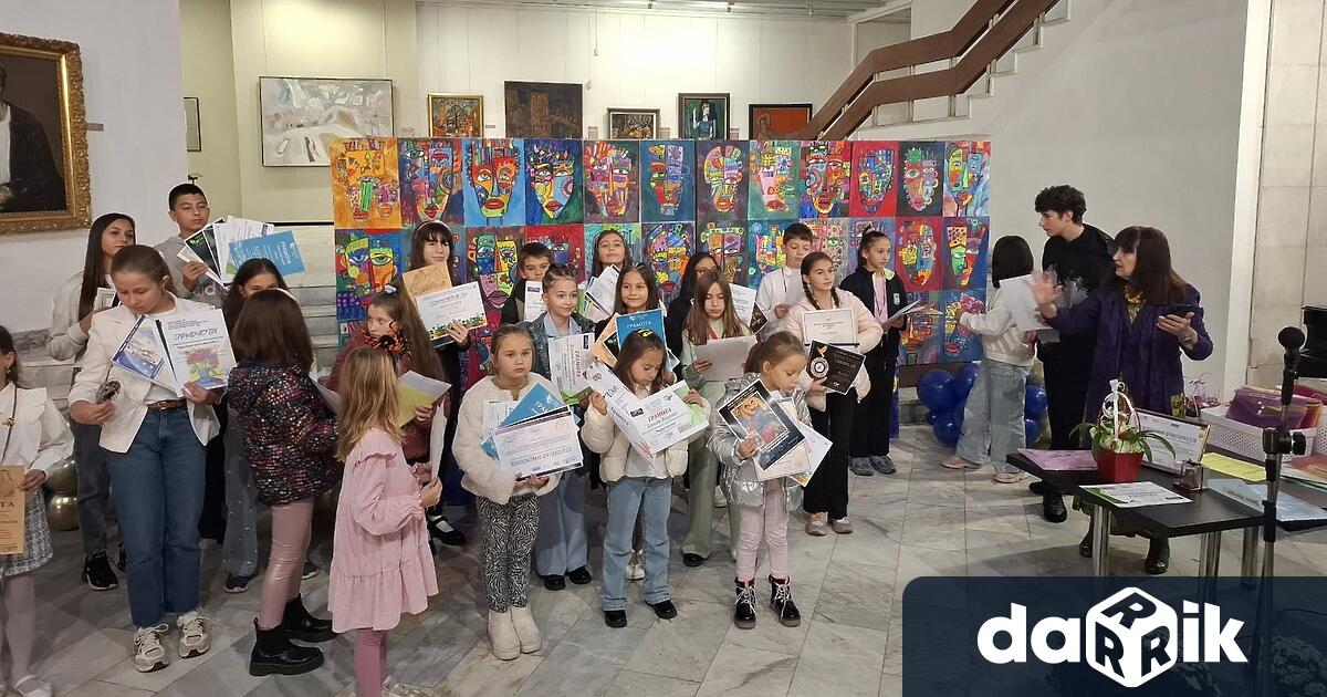 С представителна изложба и връчванена близо 300 престижни награди от