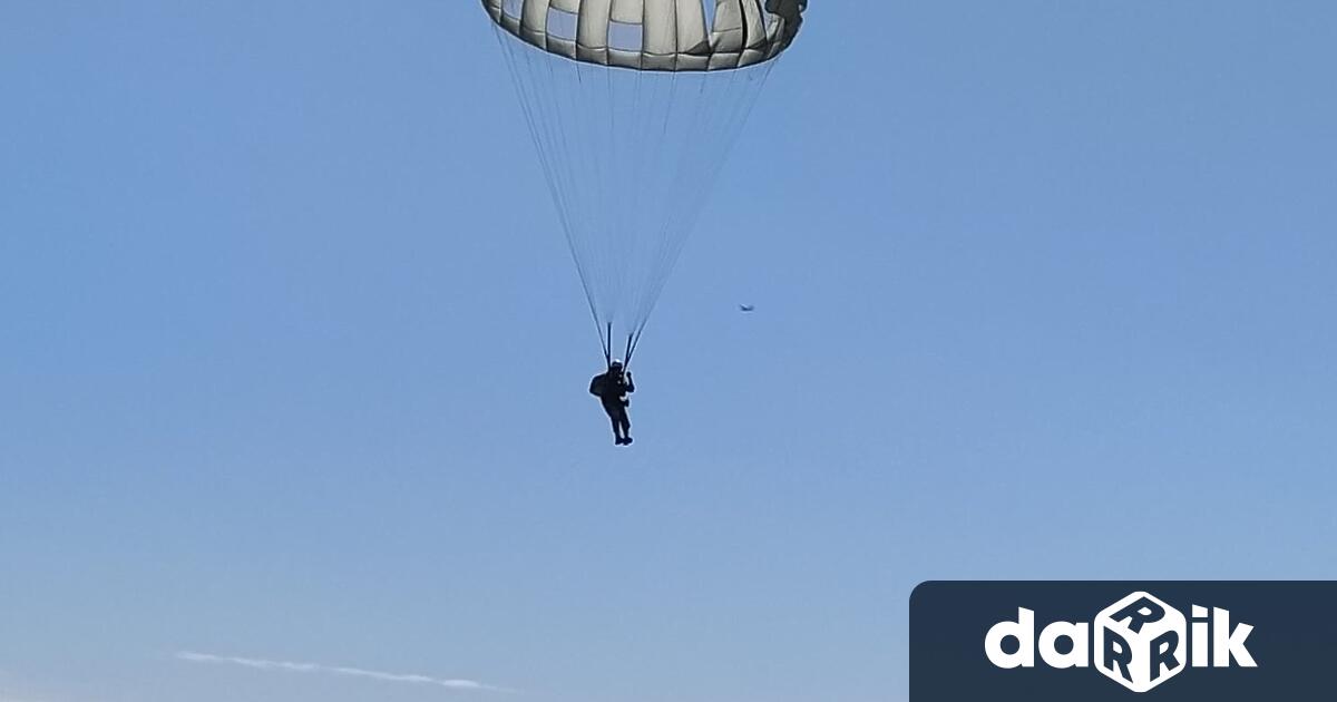 На датата 18 тиоктомври в България се отбелязва Денят на парашутиста