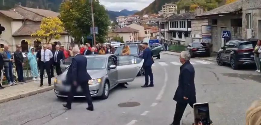 Румен Радев пристигна с личния си автомобил в Смолян където посрещна унгарския си колега