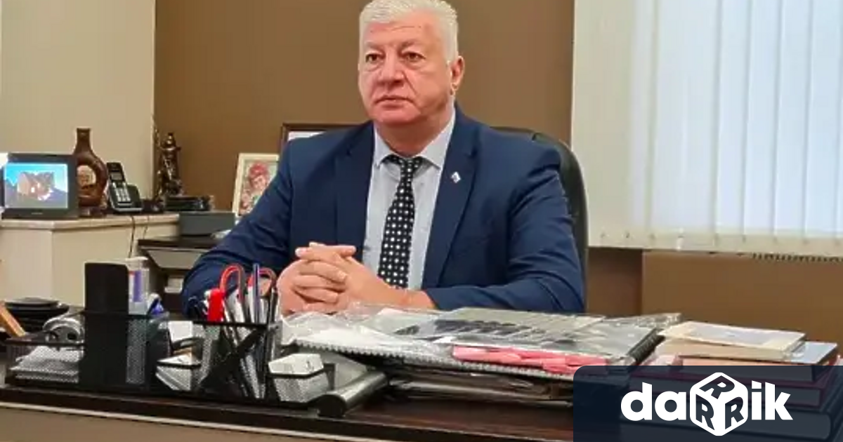 И в момента има полицаи и коли на жандармерията до