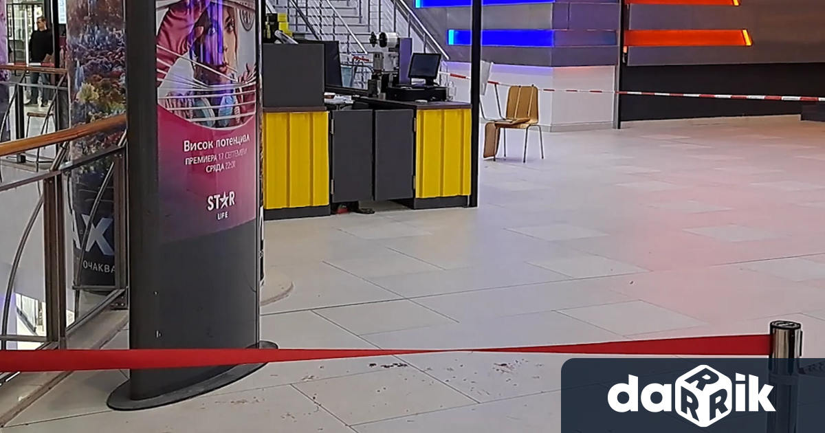 Момче на около 15 години е пострадало в столичен мол