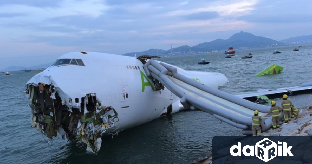 Карго самолет се отклони от пистата при кацане в Хонконг