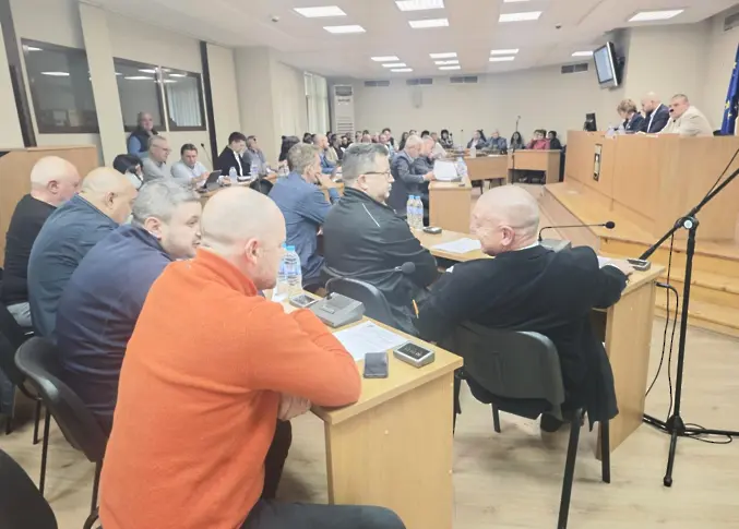 Общинският съвет прие промени в решението си за ползване на учебни стаи от ОУ „Валери Петров“, върнато за ново обсъждане от кмета на Общината