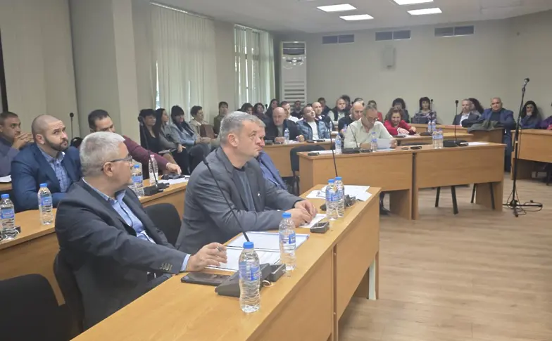 Общинският съвет прие промени в решението си за ползване на учебни стаи от ОУ „Валери Петров“, върнато за ново обсъждане от кмета на Общината