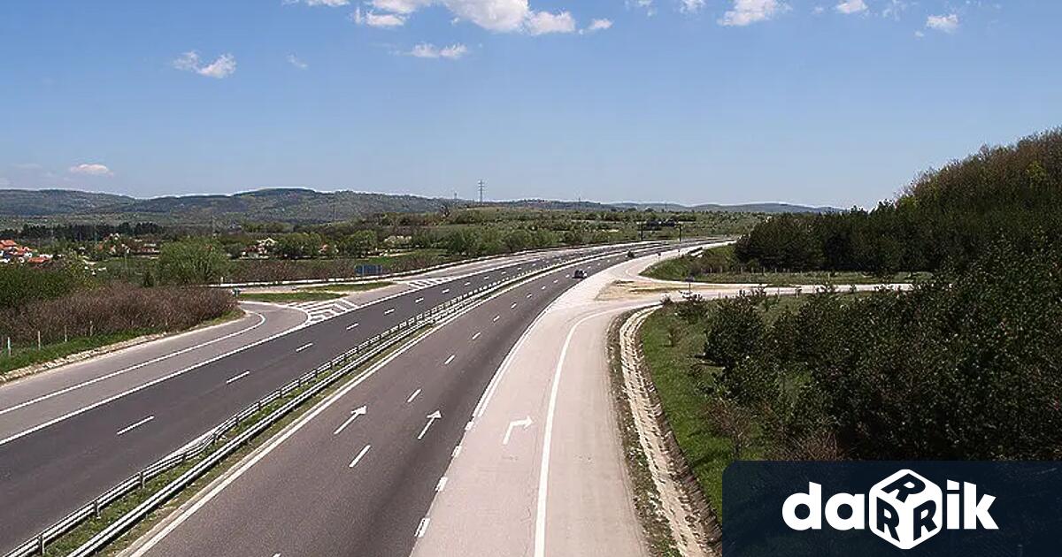 Днес заради ремонт на настилката движението между 60 и и 61 ви