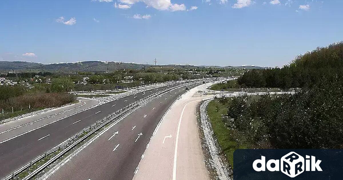 Пътноподдържащата фирма работи активно по ремонтите по магистралите в страната