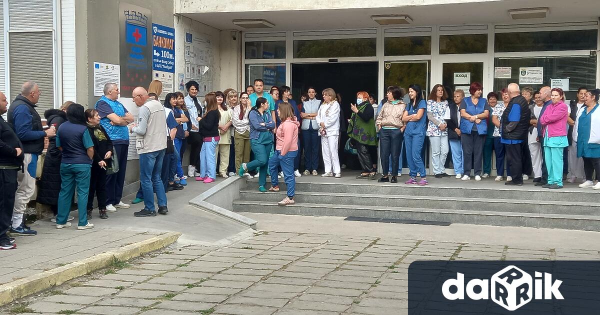 След серия от протести в защита на досегашния директорна болницата