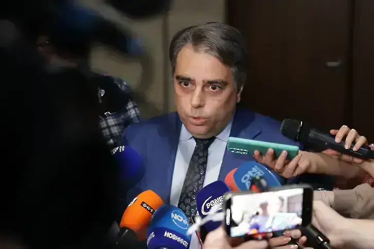Aсен Василев: Ако "Лукойл" спре да работи, това ще доведе до прекъсване на подаването на горива към страната