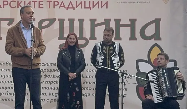 „Българщина“ препълни двора на гимназията по туризъм в навечерието на Димитровден