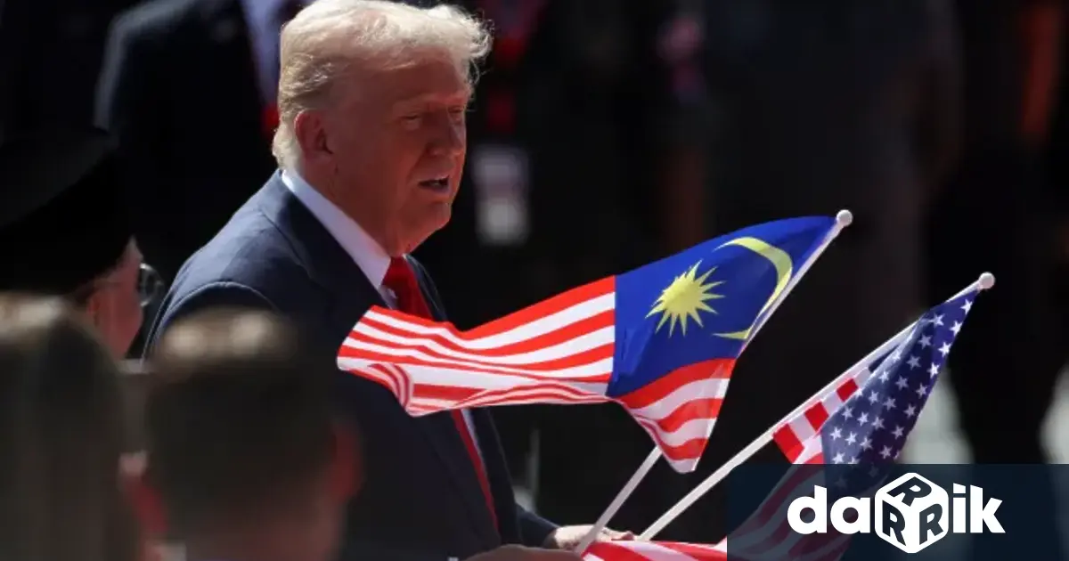 Доналд Тръмп се впусна в танци на летището в Куала