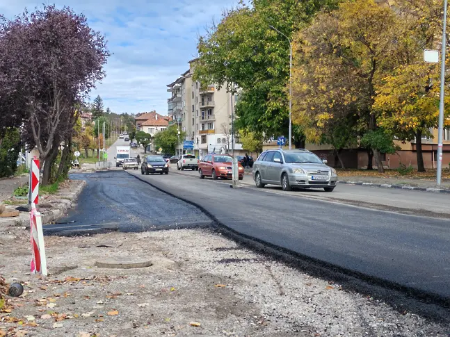 Продължават ремонтните дейности по Е-79 в Мездра