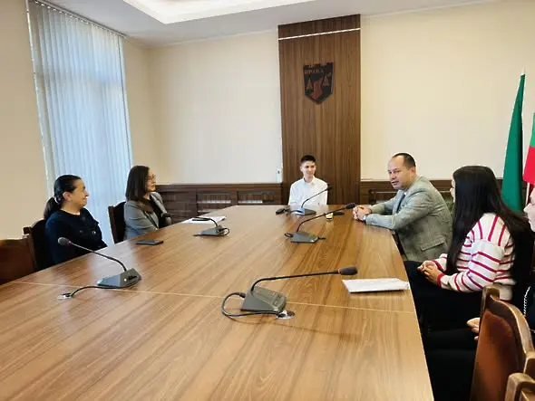 Ученици влязоха в ролята на местни управници