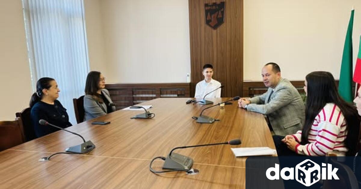 Кметът Калин Каменов посрещна възпитаници от врачански училища и ги