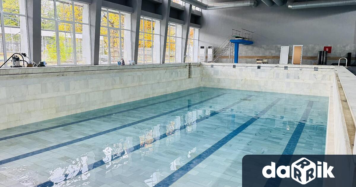 Вижда се краят на ремонта и обновяването на покрития плувен