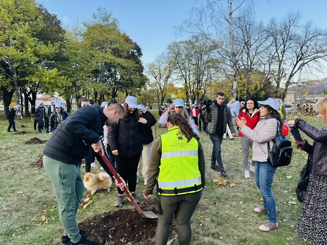 В парка на стадион "Хр.Ботев" във Враца засадиха Алея на будителите