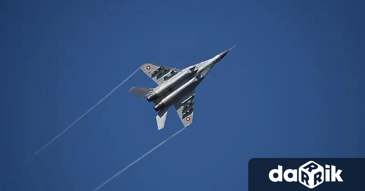 Руски стратегически бомбардировач Ту 95МС с ядрена способност е извършил рутинна