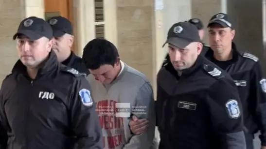 Фахри, който уби майка си, сестра си и леля си живеел в тоалетната на селския стадион
