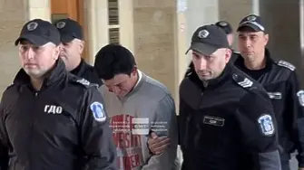 Фахри, който уби майка си, сестра си и леля си живеел в тоалетната на селския стадион