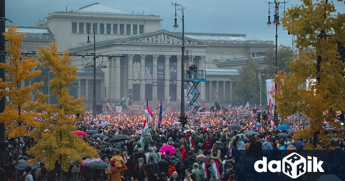 Десетки хиляди унгарци излязоха по улиците на Будапеща въпреки проливния