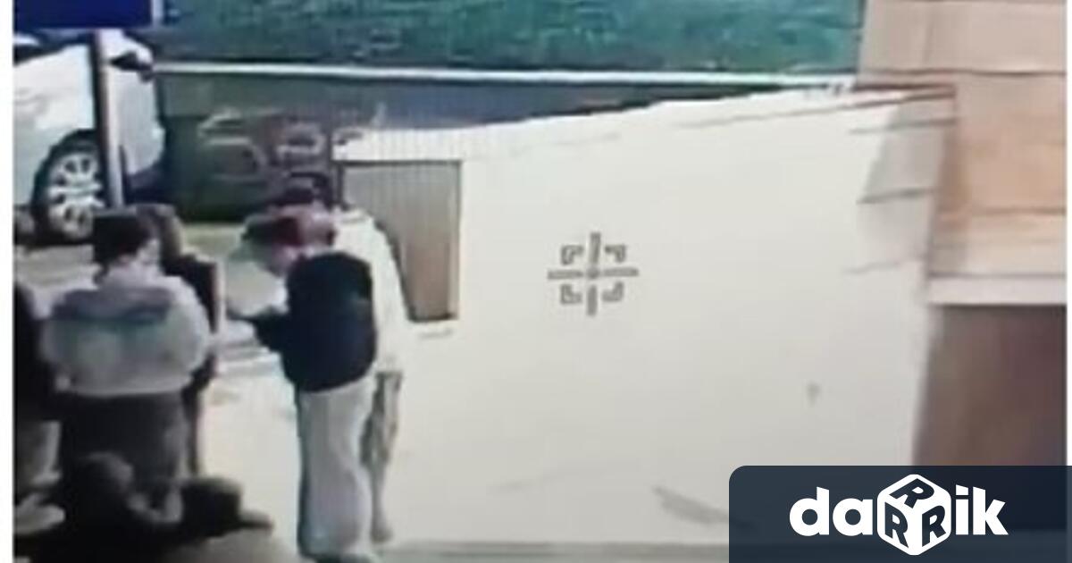 Патрул на полицията е питал испанския студент и компанията му