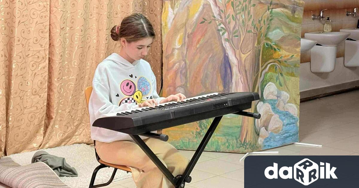 Три деца от школата по пиано с преподавател Геновева Трифонова