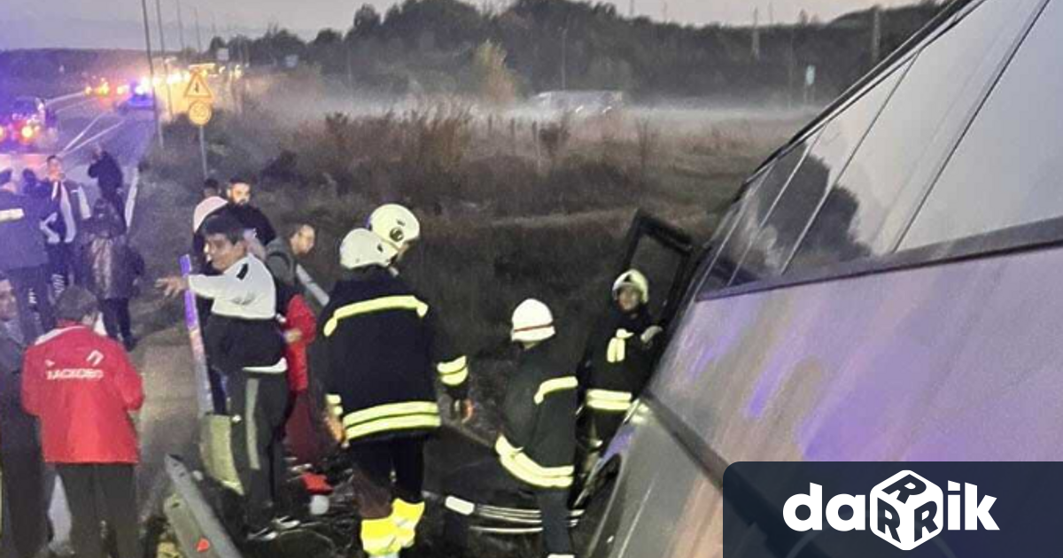 Автобус превозващ 14 работници от Мини Марица изток едва не падна