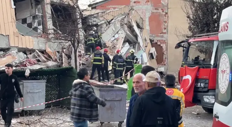 Седеметажна обитаема жилищна сграда се срути край Истанбул