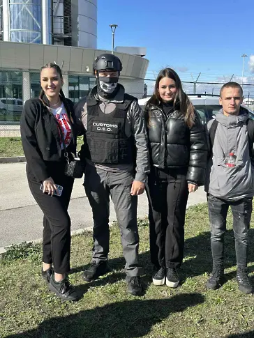 Ученици от Плевен участваха в инициативата Red Ribbon на Летище София