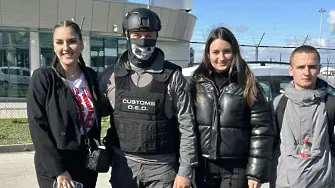 Ученици от Плевен участваха в инициативата Red Ribbon на Летище София