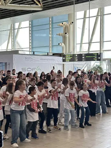  Ученици от Плевен участваха в самодейността Red Ribbon на Летище София 