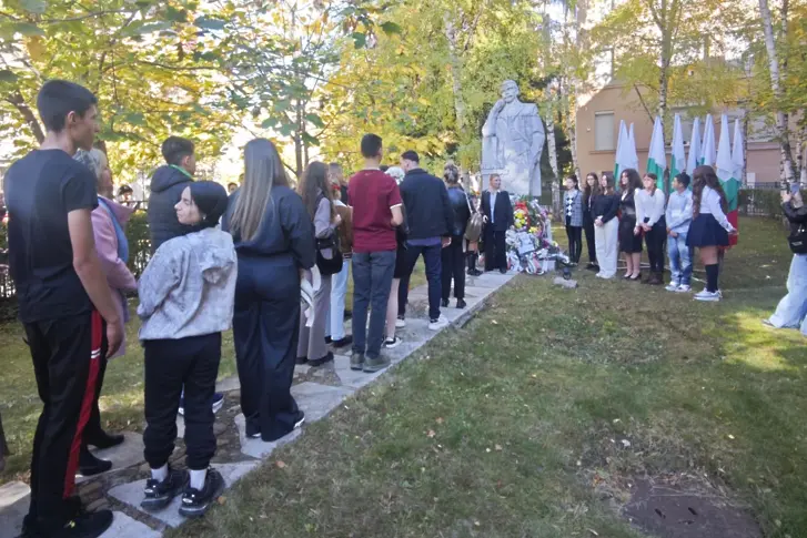 С ритуал пред паметника на Иван Вазов Плевен отбеляза Деня на народните будители/СНИМКИ/
