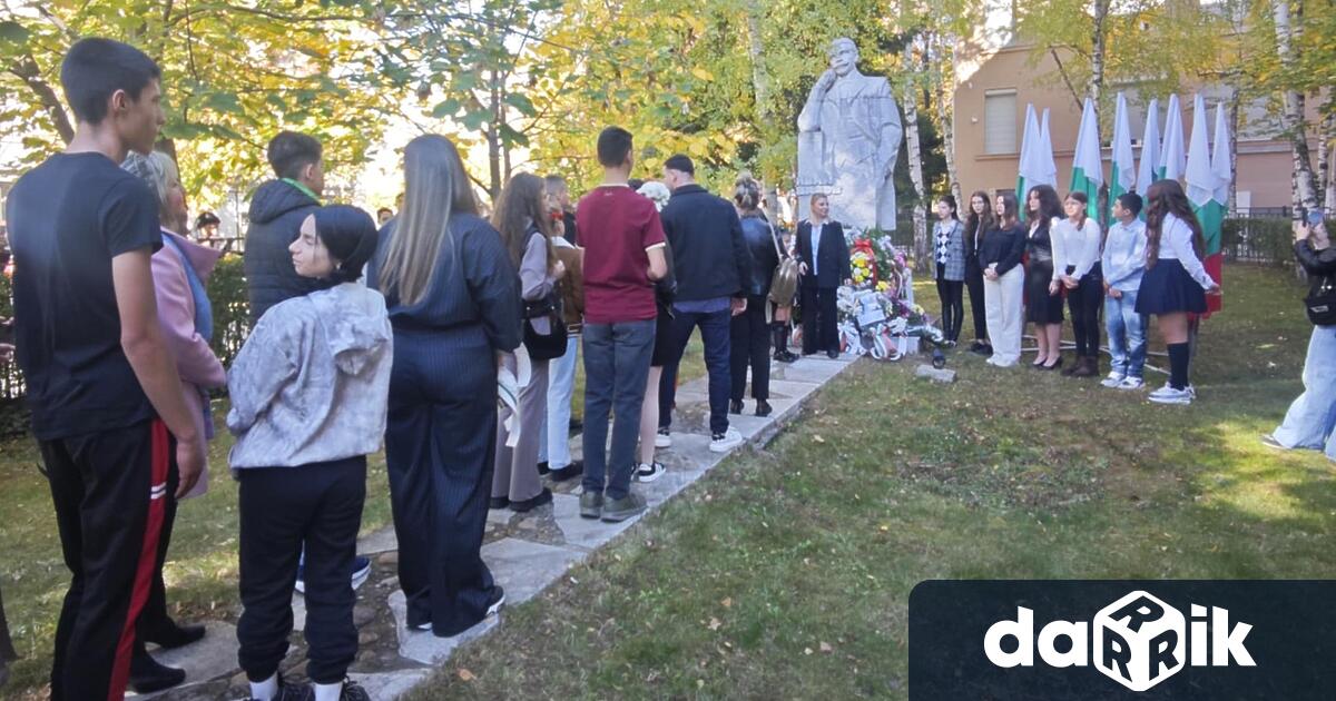 С тържествен ритуал пред паметника на Иван Вазов Плевен отбеляза