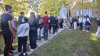 С ритуал пред паметника на Иван Вазов Плевен отбеляза Деня на народните будители/СНИМКИ/