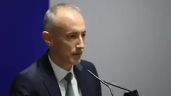 Вдигат заплатите на учителите