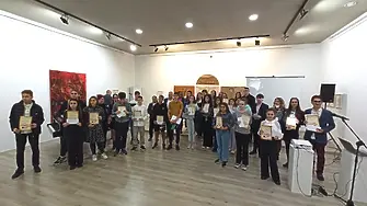 Община Плевен отличи педагози, ученици и директори в навечерието на Деня на народните будители