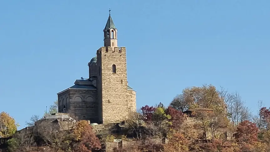 Мъж падна от скала от „Царевец“