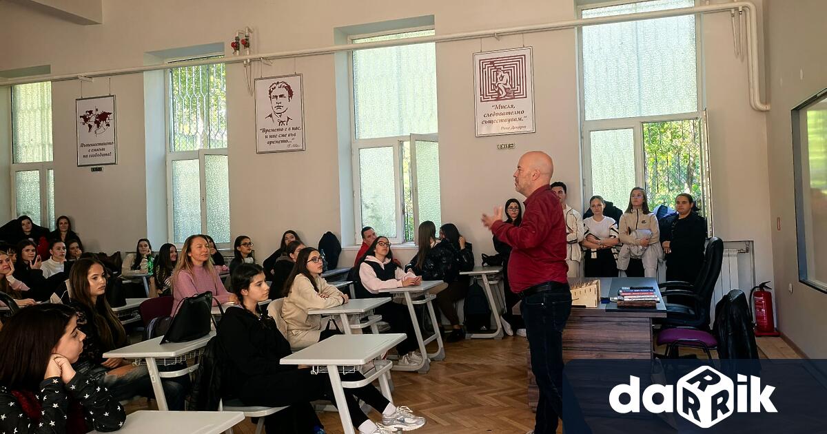 При изключителен интерес премина срещата с писателя сценарист и журналист