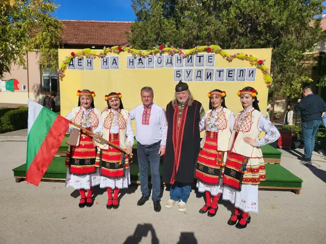В НУ „Христо Ботев“ тържествено отбеляза Деня на народните будители