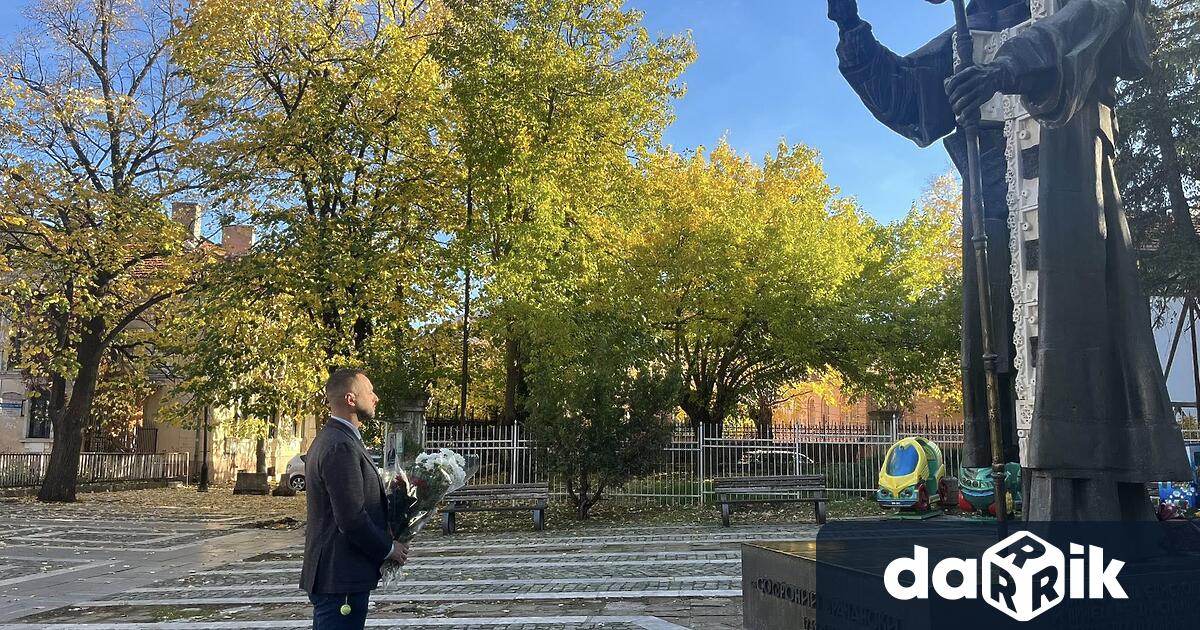 Във Враца заместник кметът Александър Владимиров поднесе цветя пред паметника на