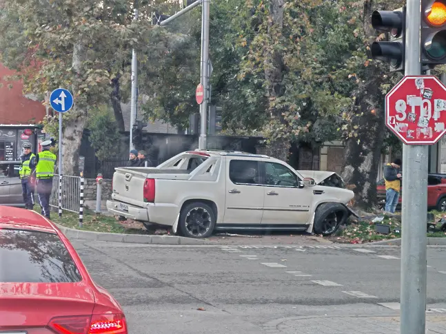 Младеж с над 1,2 промила алкохол блъсна две коли и се заби в дърво в центъра на Пловдив