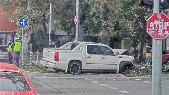 Младеж с над 1,2 промила алкохол блъсна две коли и се заби в дърво в центъра на Пловдив