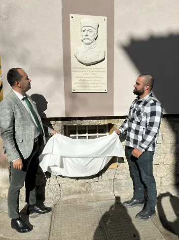 Враца поставя паметни знаци на своите будители – началото с барелеф на Димитраки Хаджитошин