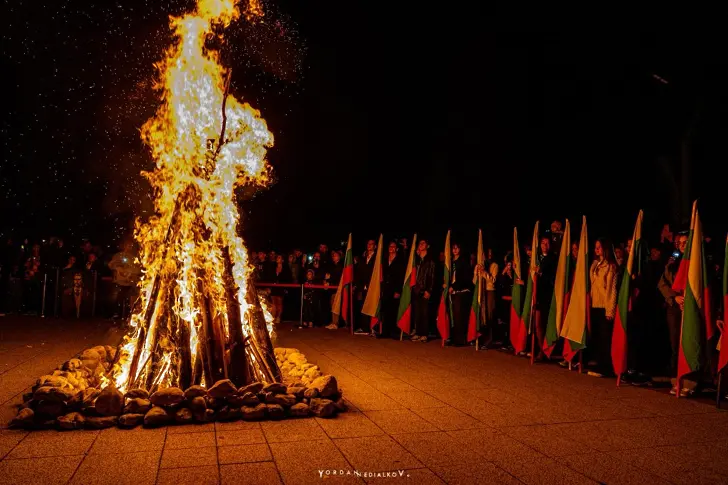 Стотици участваха във факелното шествие на народните будители във Враца